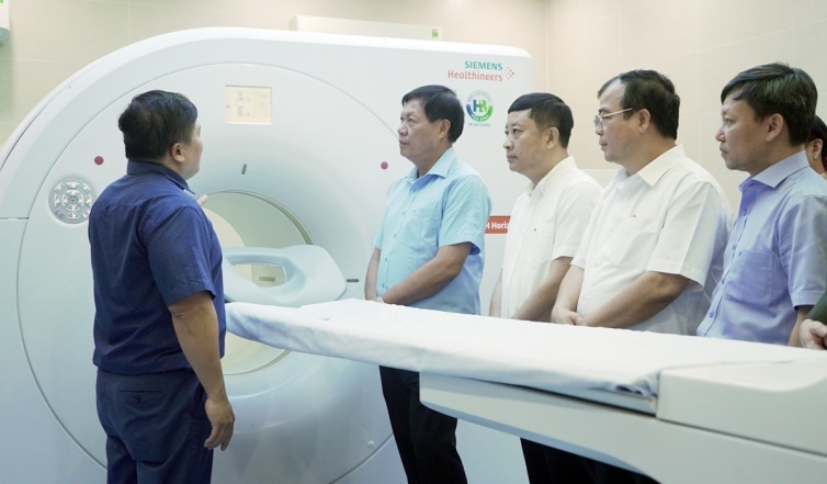 Thứ trưởng Bộ Y tế Đỗ Xuân Tuyên cùng các đại biểu cắt băng khai trương hệ thống PET/CT. Ảnh: Hồng Hà