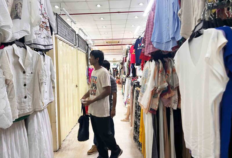 Khach du lich den Saigon Square mua sam. Anh: Ngoc Le