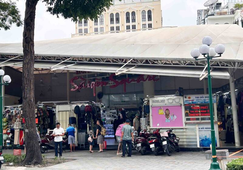 Truoc do, Saigon Square nhieu lan bi luc luong thi truong ra quan kiem tra hang gia, hang nhai. Anh: Ngoc Le