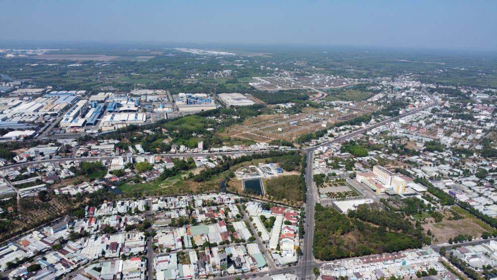 Approving land prices for real estate projects with an area of nearly 7,000 m2 in Ben Cat. Photo: Dinh Trong