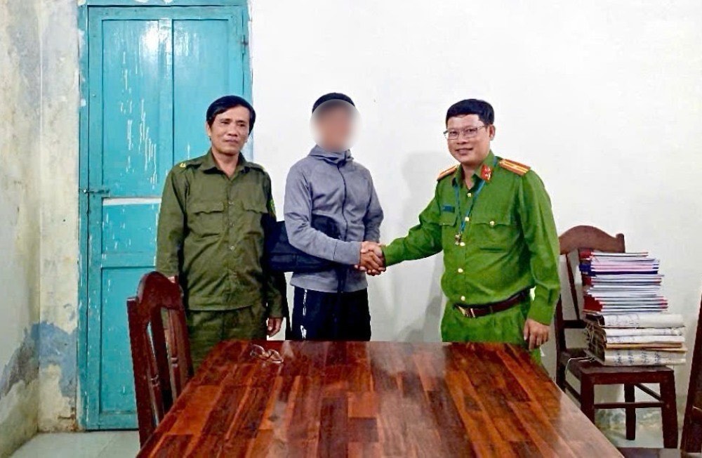 Nguoi danh roi cam on luc luong chuc nang xa Ham Chinh da giup nhanh chong tim lai duoc tai san danh roi. Anh: Cong an