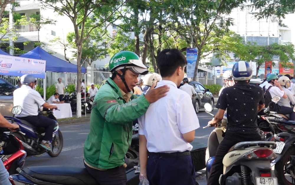 Overcoming the sun and difficulties, Da Nang students expect 8 points in Literature in the 10th grade exam. Photo: Tran Thi