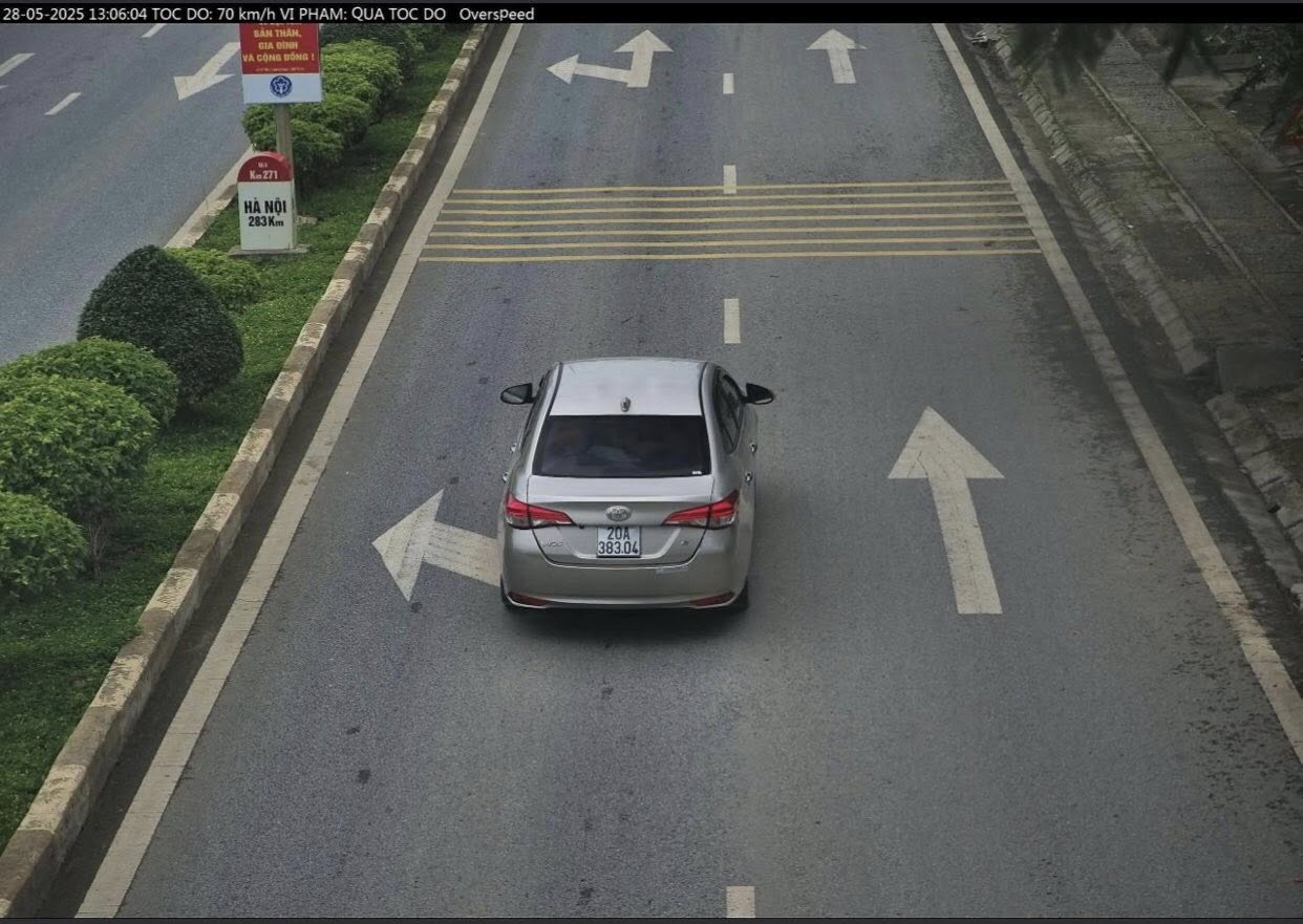 Una serie de autos fuera de la provincia acaba de ser castigado en Cao Bang. Foto: Cao Bang Police