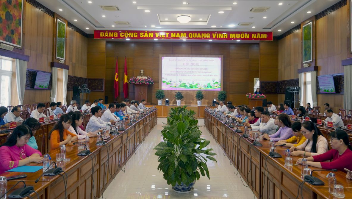 Quang canh Hoi nghi bieu duong cac tap the tieu bieu trong hoc tap va lam theo tu tuong, dao duc, phong cach Ho Chi Minh giai doan 2016 - 2025 va nam 2025. Anh: Kim Sa