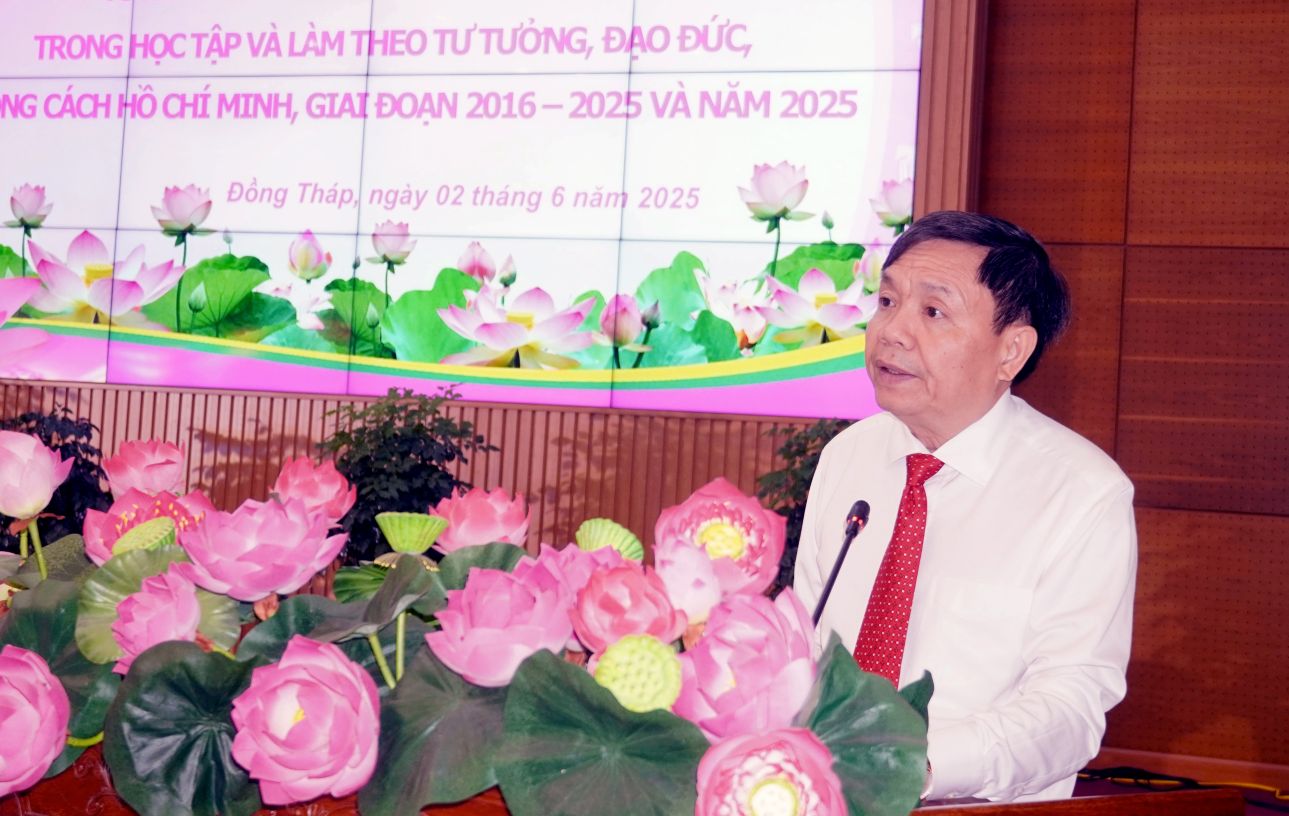 Ong Phan Van Thang - Pho Bi thu Thuong truc Tinh uy, Chu tich HDND tinh, Bi thu Dang uy cac co quan Dang tinh phat bieu tai hoi nghi. Anh: Kim Sa