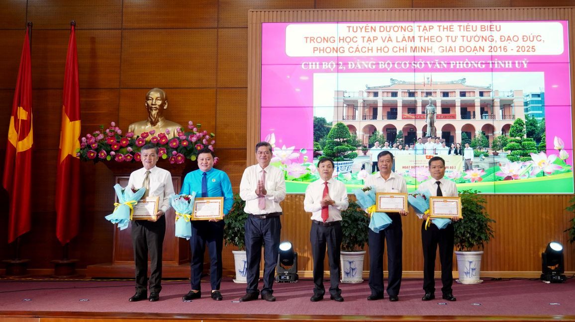 Ong Phan Van Thang - Pho Bi thu Thuong truc Tinh uy, Chu tich HDND tinh, Bi thu Dang uy cac co quan Dang tinh (thu 3 tu phai sang) va ong Nguyen Van Dinh - Pho truong Ban Tuyen giao va Dan van Tinh uy (thu 4 tu phai sang) trao Giay khen cho cac tap the tieu bieu trong hoc tap va lam theo tu tuong, dao duc, phong cach Ho Chi Minh giai doan 2016 - 2025. Anh: Kim Sa