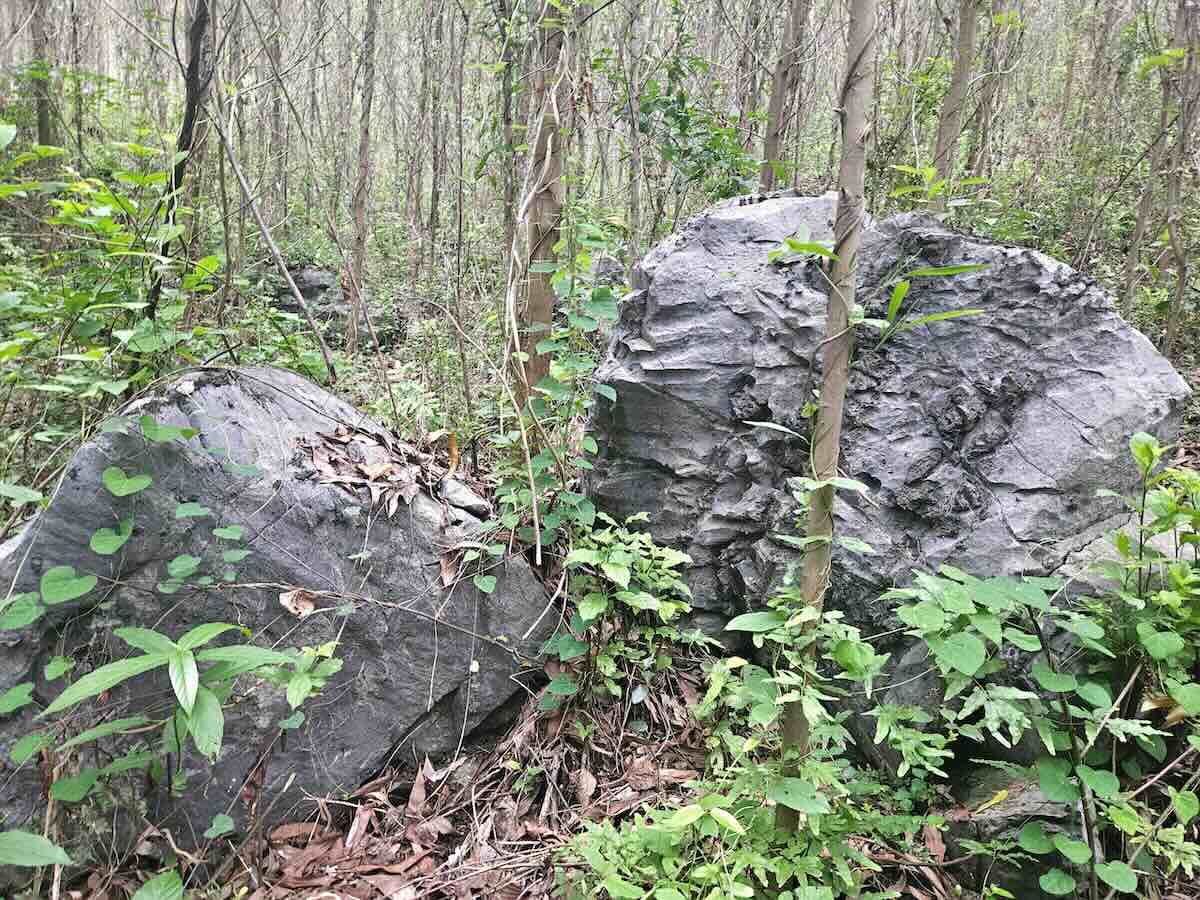 Many large rocks are on high hills, causing people to worry. Photo: Xuan Anh