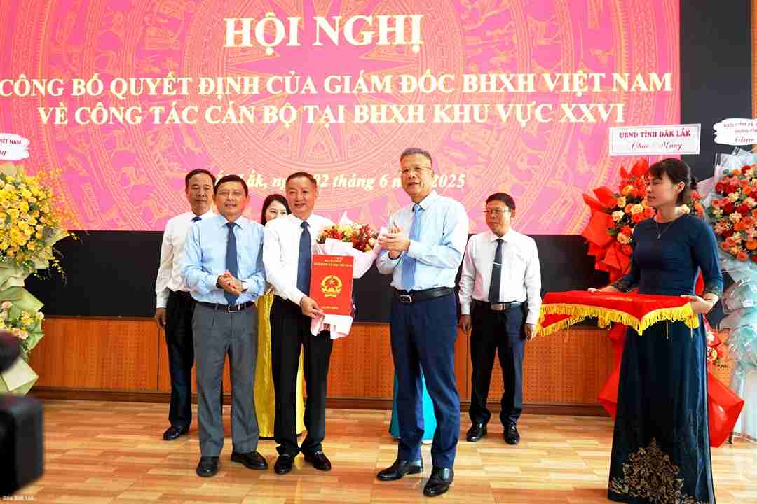 Representatives of the leaders of Vietnam Social Security and Dak Lak Provincial People's Committee presented the appointment decision to Mr. Tran Manh Toan. Photo: Thuy Hong.