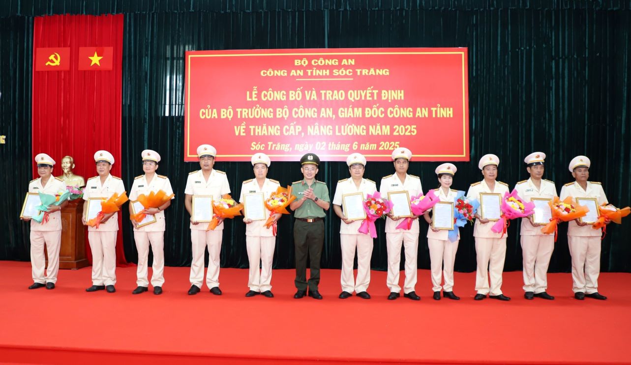 Dai ta Tran Van Duong - Giam doc Cong an tinh Soc Trang trao Quyet dinh thang cap bac ham si quan nghiep vu cho can bo den nien han. Anh: Nguyen Hoang