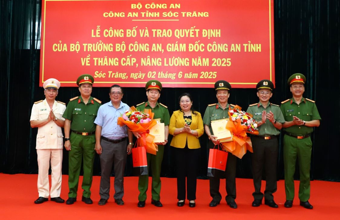 Lanh dao Tinh uy va Cong an tinh tang hoa chuc mung 2 Pho Giam doc Cong an tinh nghi huu. Anh: Nguyen Hoang