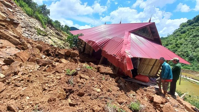 La escena del deslizamiento de tierra causado por las inundaciones (en julio de 2024) causo que la casa de la familia del Sr. Thuong Van Lien en Elk Luong Village, Chieng Puom Commune, Son La City se derrumbara. Foto: Khanh Linh