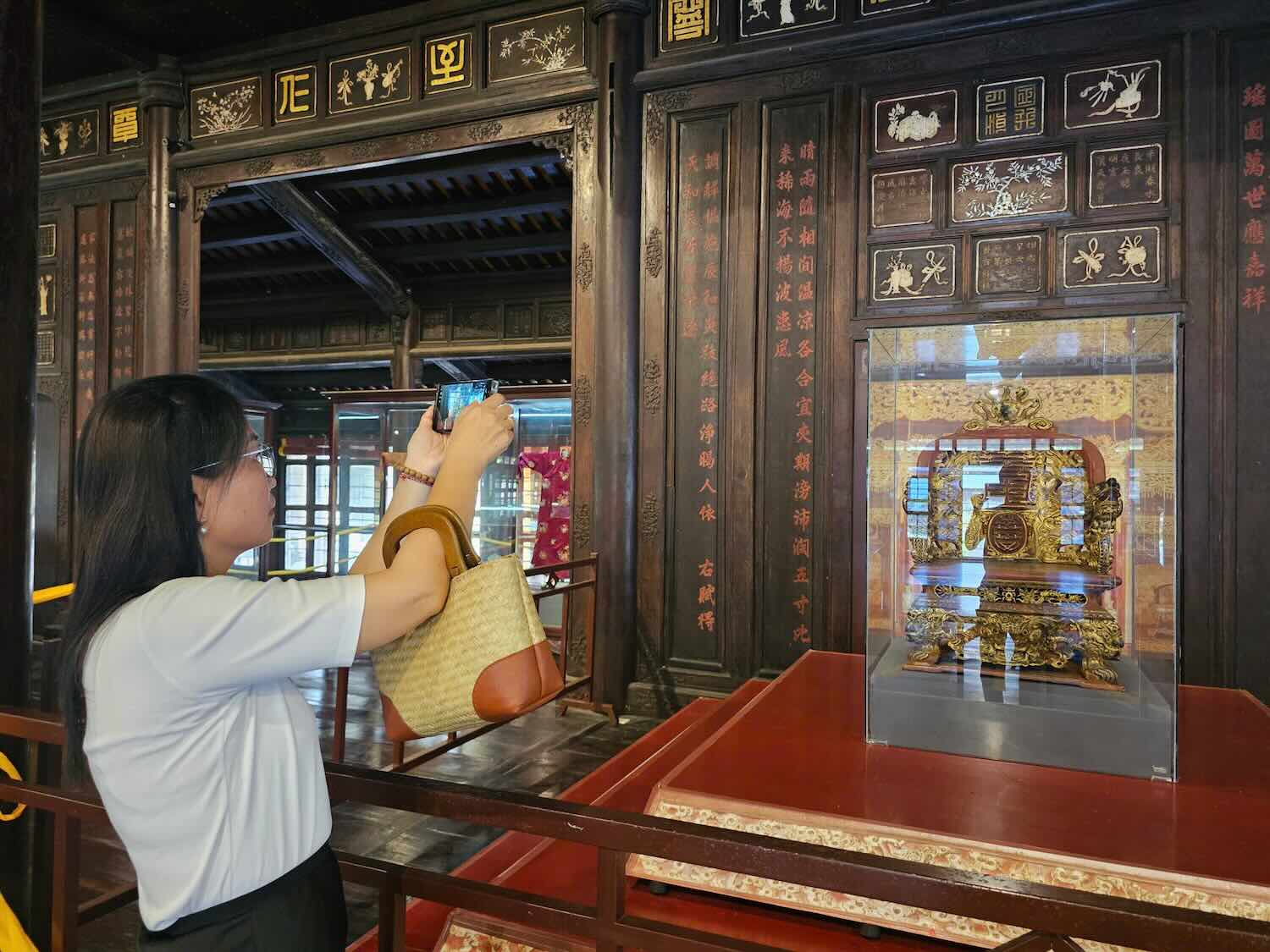 El trono de Duy Tan se coloco jaulas de vidrio. Foto: Thanh Dat.