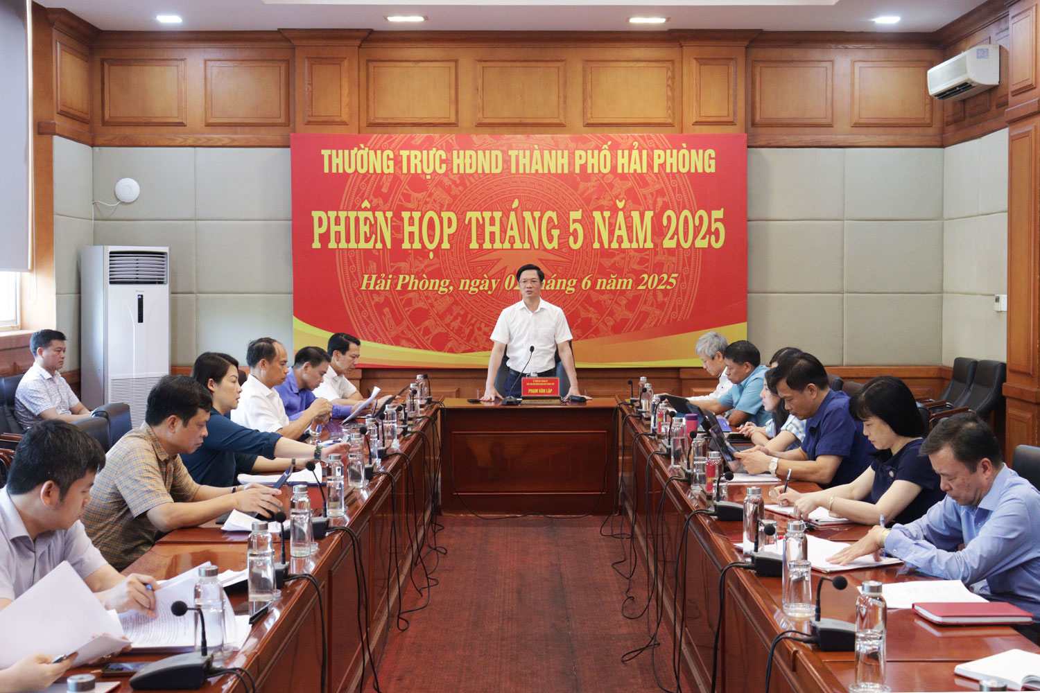 Chairman of the City People's Council Pham Van Lap delivered a concluding speech at the meeting. Photo: Hai Phong Portal