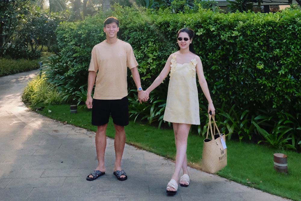 Center back Que Ngoc Hai and his wife Duong Thuy Phuong. Photo: Character provided