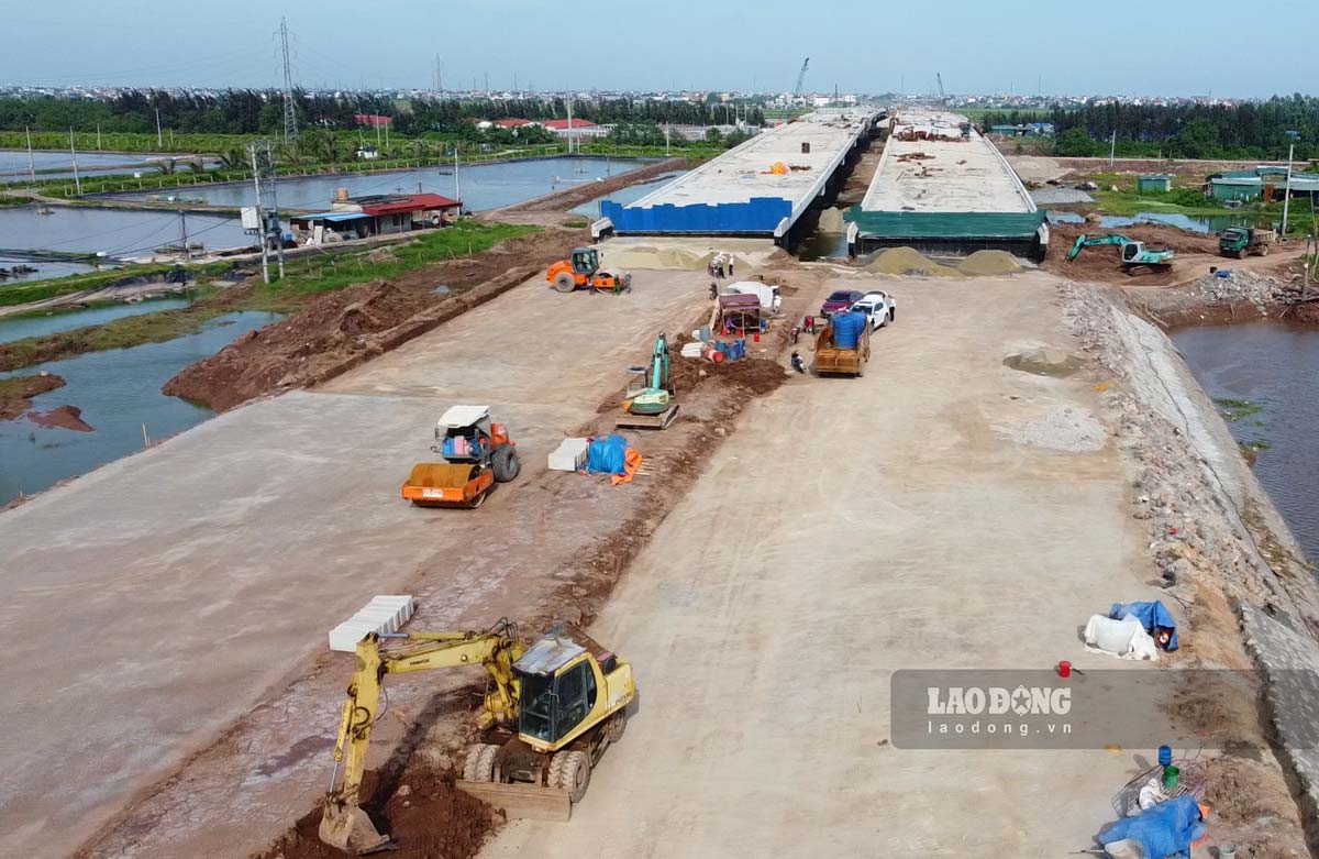 Tuyến đường bộ mới Nam Định - Lạc Quần - đường bộ ven biển khu vực cầu vượt sông Sò. Ảnh: Lương Hà