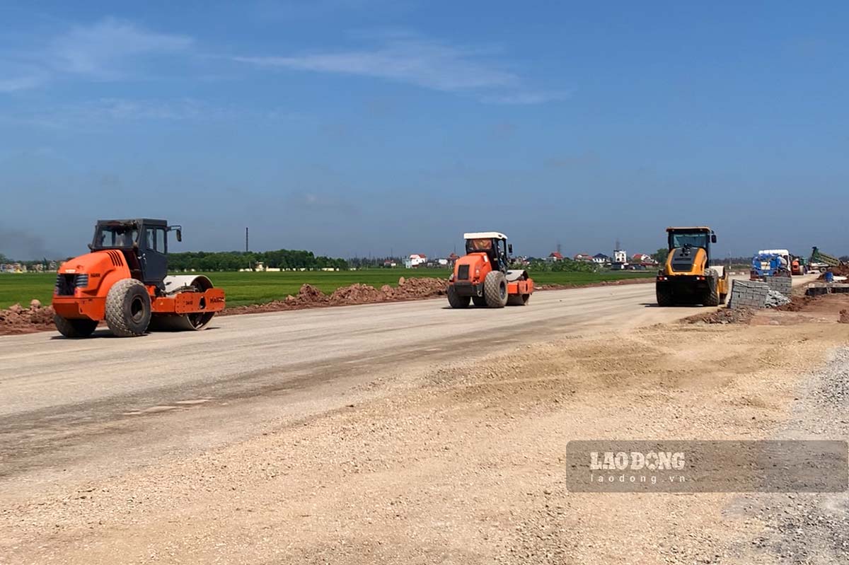 Máy móc làm việc trên công trường dự án 