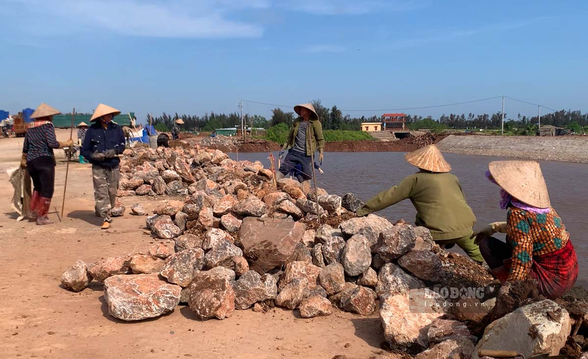 El clima calido era intenso, los trabajadores tenian que usar con fuerza para evitar la luz solar directa en la carne. Foto: Luong ha