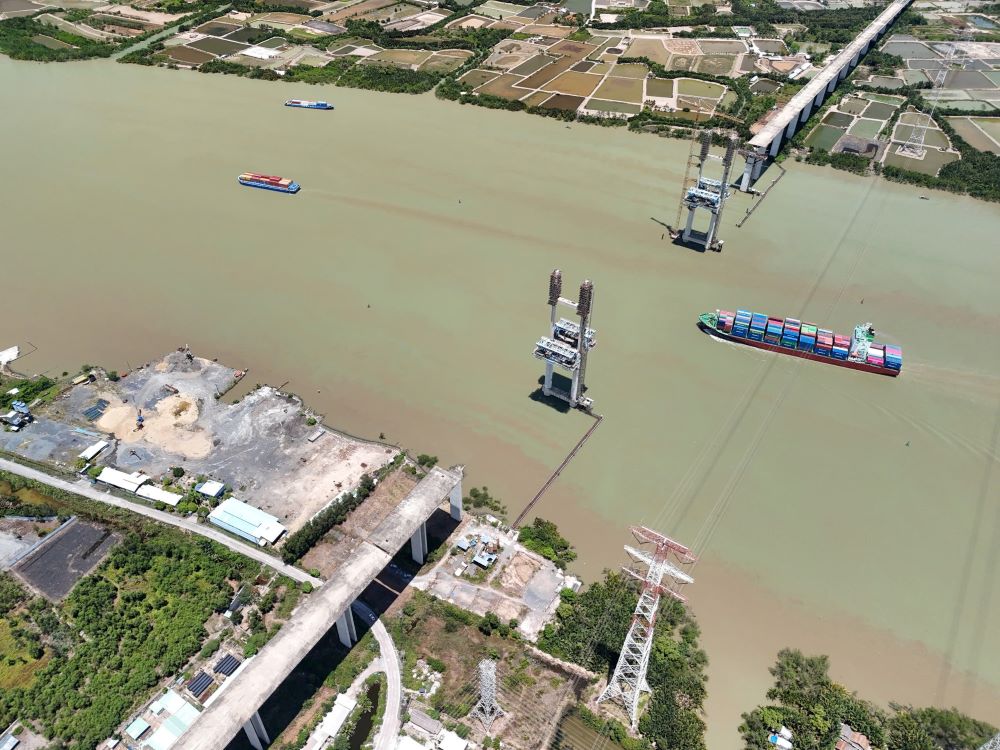 Cau Phuoc Khanh co chieu dai hon 3.100 m, mat cau rong 22 m, gom 4 lan xe va 2 lan dung khan cap. Ảnh: Anh Tu