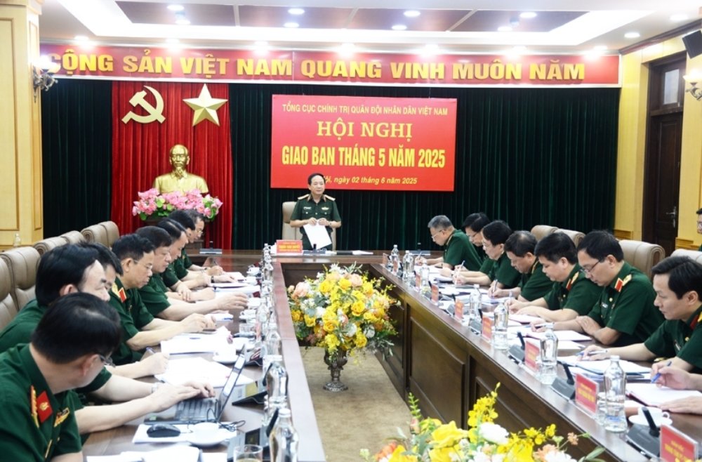 Senior General Trinh Van Quyet requested to do a good job of arranging the organization and staffing of the entire army to be lean, compact and strong. Photo: Viet Ha.