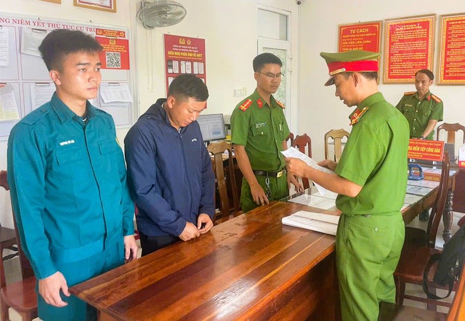 Cong an Quang Nam doc quyet dinh khoi to, bat giam doi tuong lua dao Mai Van Tinh. Anh: CACC