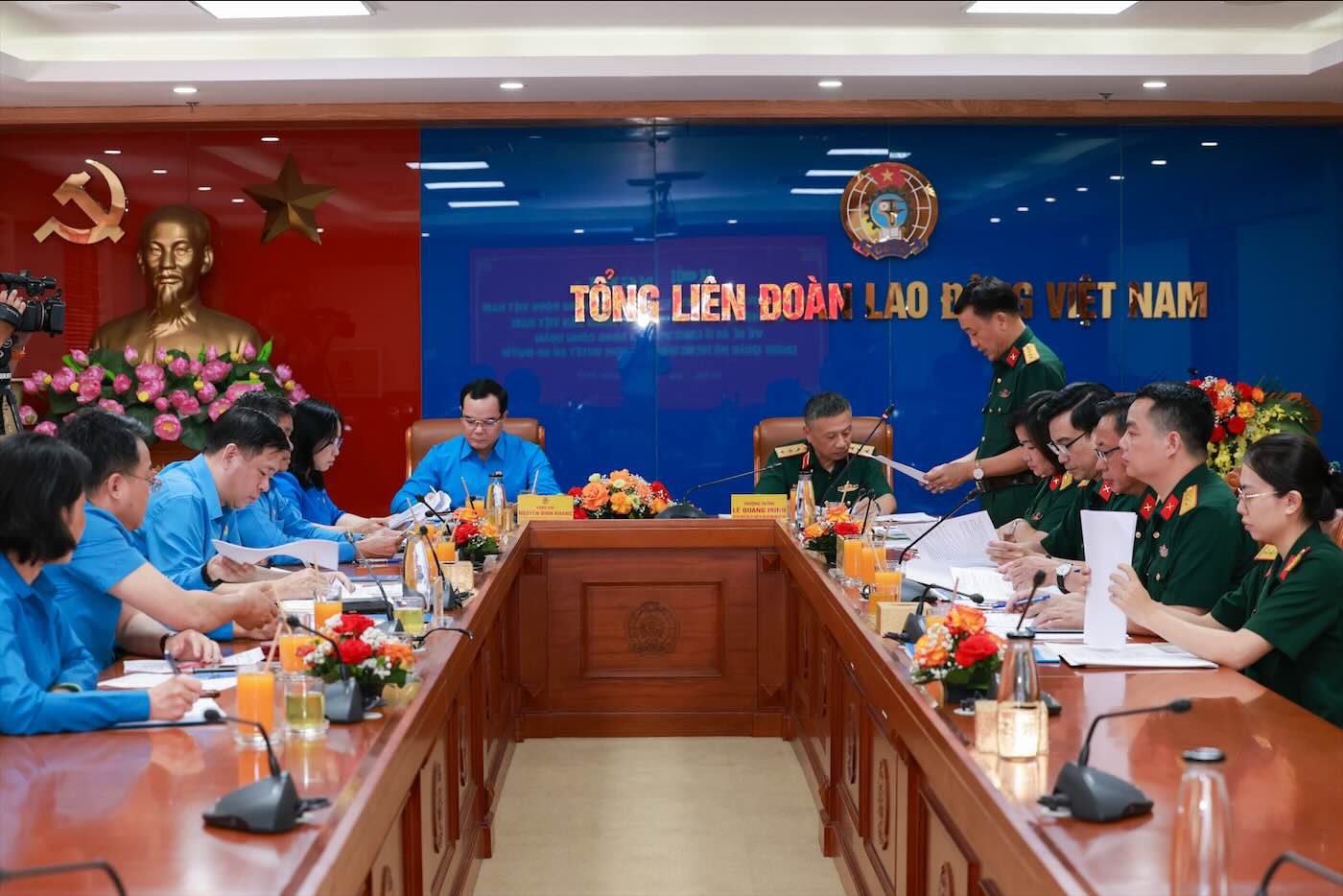 Đại tá Nguyễn Văn Đề - Trưởng ban Công đoàn Quốc phòng trình bày Đề án. Ảnh: Hải Nguyễn
