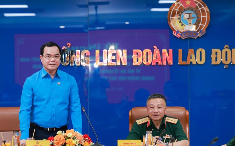 Mr. Nguyen Dinh Khang - Member of the Party Central Committee, President of the Vietnam General Confederation of Labor and Senior Lieutenant General Le Quang Minh - Deputy Director of the General Department of Politics of the Vietnam People's Army - chaired the meeting. Photo: Hai Nguyen