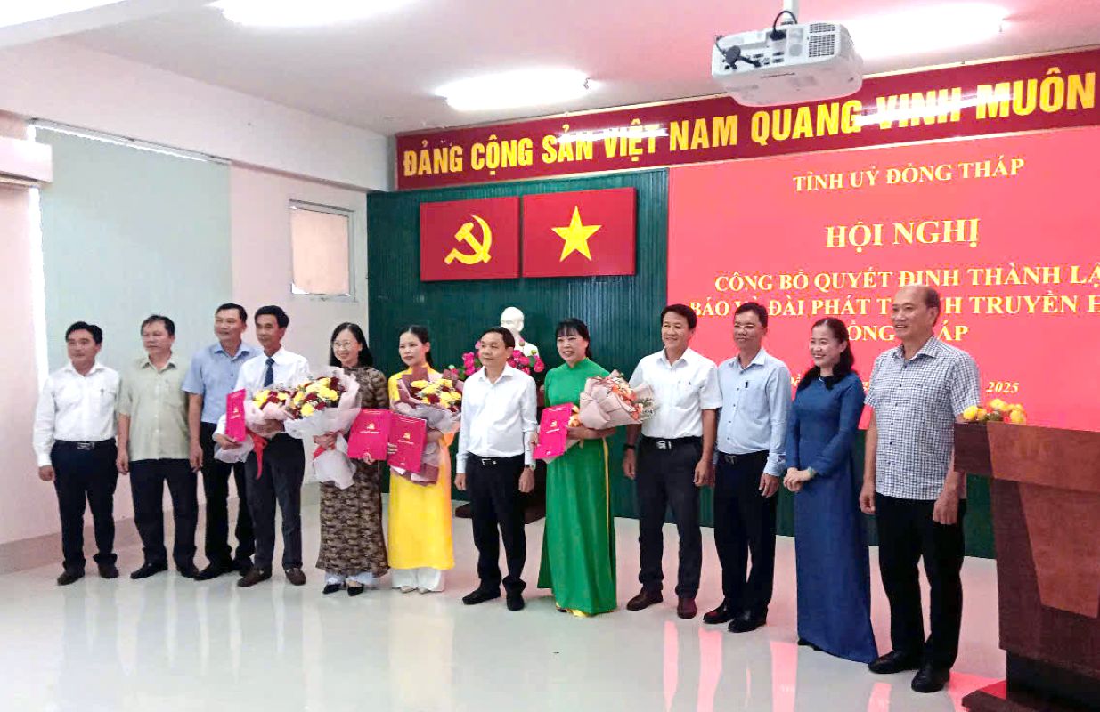 Dai dien lanh dao cac co quan chuc mung sau khi hop nhat to chuc va bo nhiem, dieu dong lanh dao Bao va Dai Phat thanh Truyen hinh Dong Thap. Anh: Kim Sa