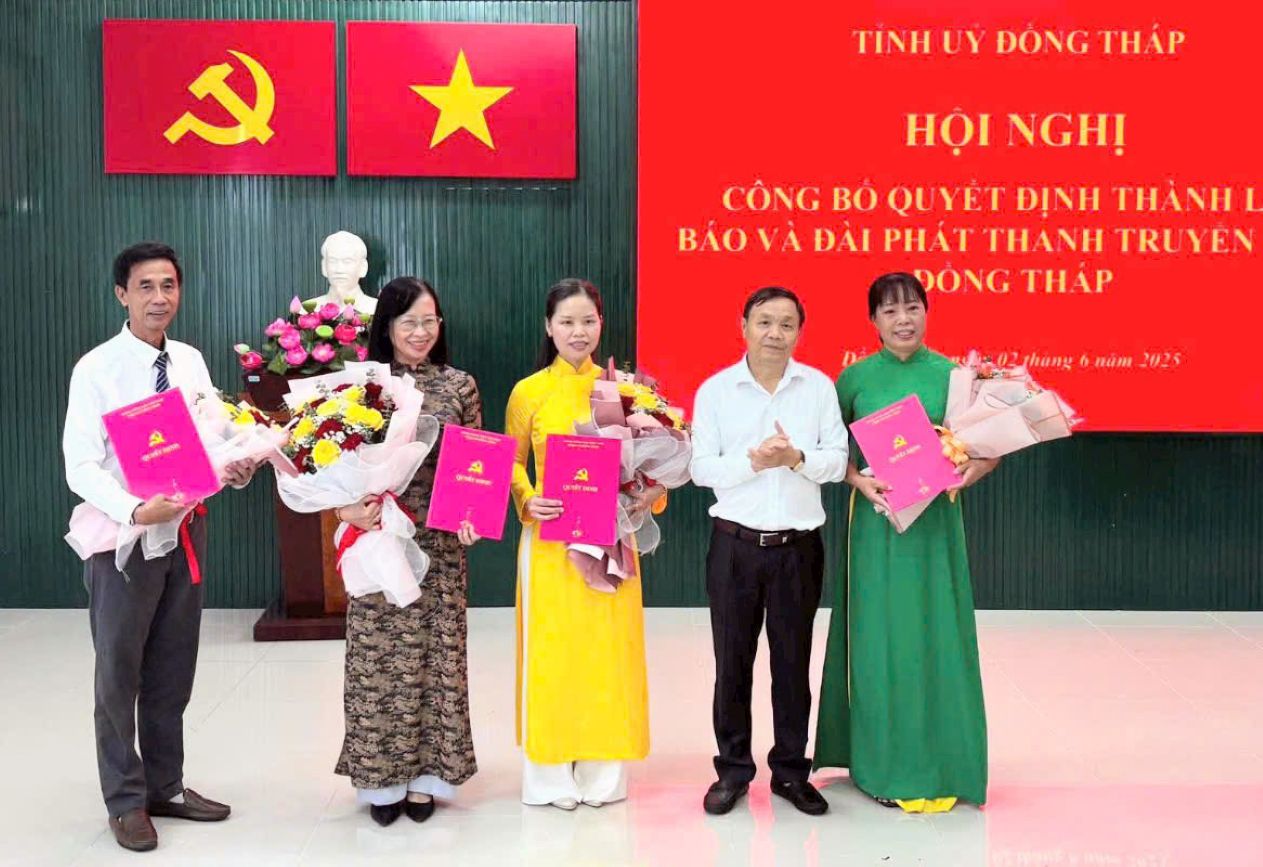 Ong Phan Van Thang - Pho Bi thu Thuong truc Tinh uy, Chu tich HDND tinh Dong Thap trao quyet dinh dieu dong, bo nhiem Tong bien tap Bao va Dai Phat thanh Truyen hinh cho ba Ngo Thi Ngoc Hanh (bia phai) va 3 Pho Tong Bien tap: ong Nguyen Trong Nghia, ba Nguyen Thi Ngoc Diep va ba Tran Thi Thanh Hien (tu trai sang). Anh: Kim Sa