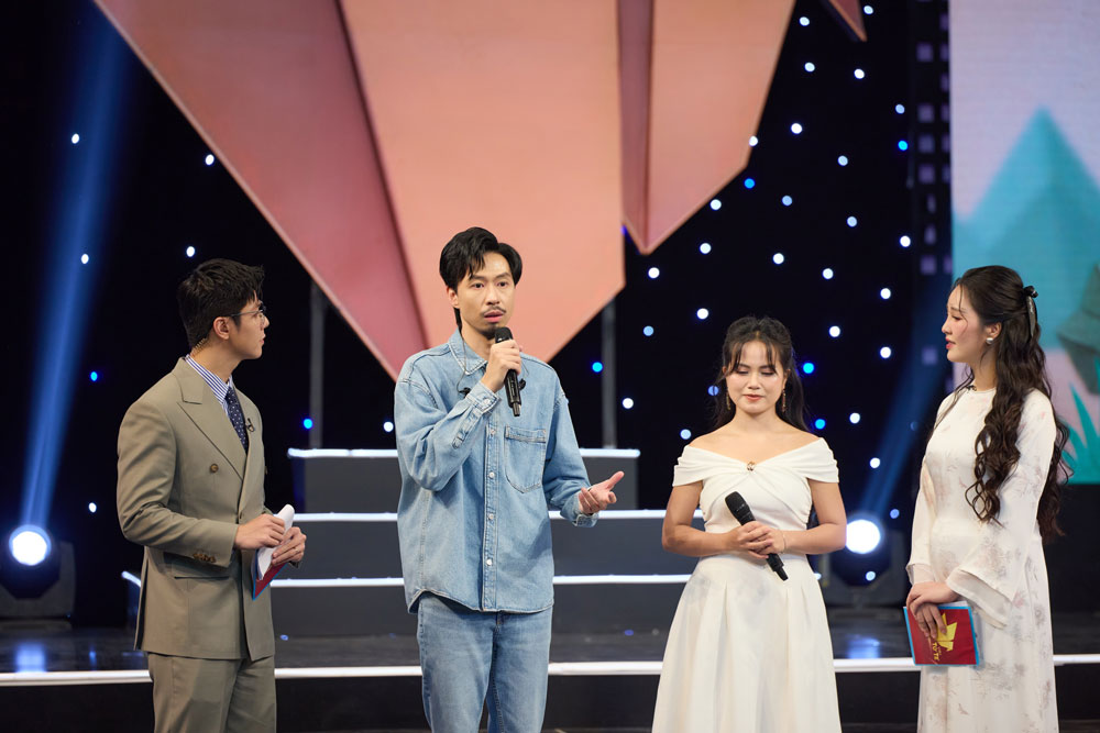 Rapper Đen Vâu "đi về nhà" cùng chương trình "Việc tử tế". Ảnh: BTCCC