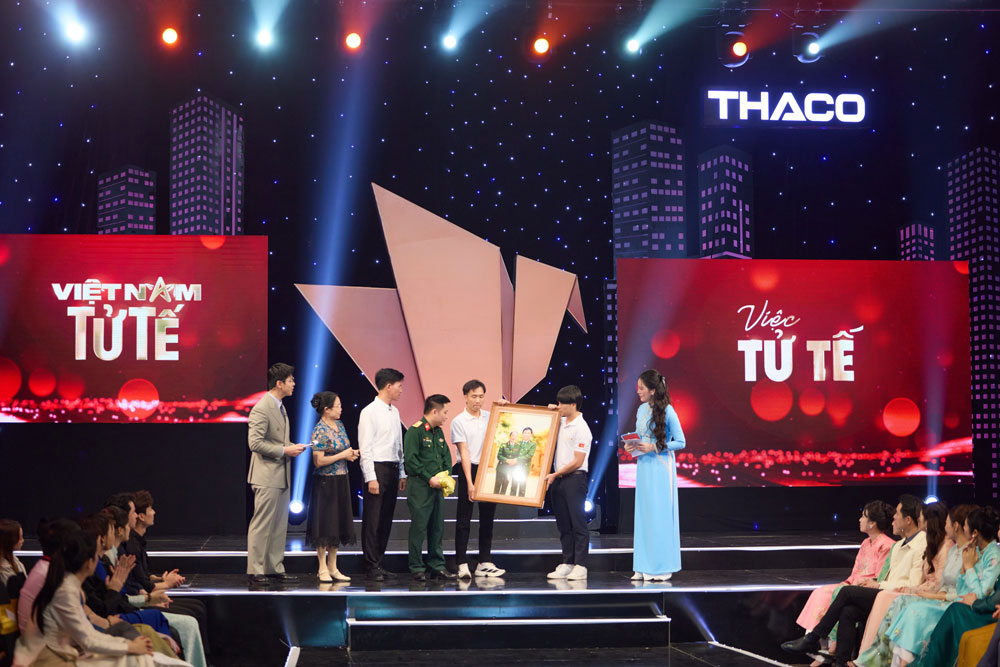 1 trong hon 100 nhan vat duoc vinh danh tai Gala 10 nam Viec tu te.