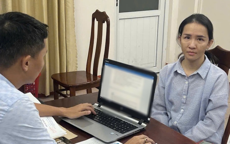 Doi tuong truy na Pham Thi Ngoc Nha ra dau thu tai co quan dieu tra Quang Nam. Anh: CACC