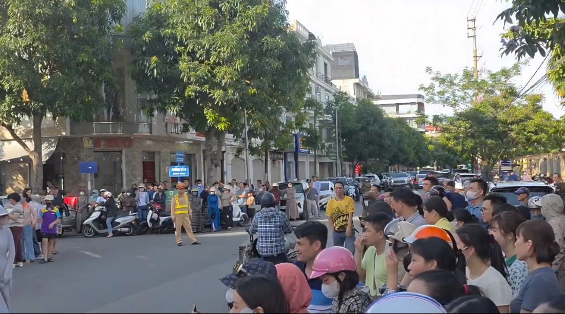 truoc diem thi Truong THPT Chuyen Thai Binh. Anh: Nam Hong