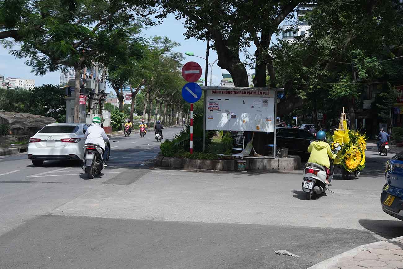 Sau hon 1 thang to chuc lai giao thong, nhieu phuong tien van bat chap di nguoc chieu. Anh: Huu Chanh