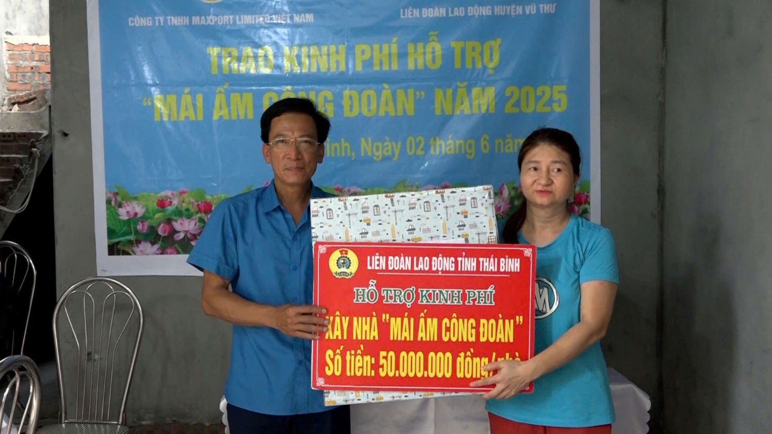 Phó Chủ tịch LĐLĐ tỉnh Thái Bình Nguyễn Thanh Bình trao kinh phí hỗ trợ xây nhà từ quỹ Mái ấm Công đoàn cho đoàn viên Nguyễn Thị Nhinh. Ảnh: Bá Mạnh
