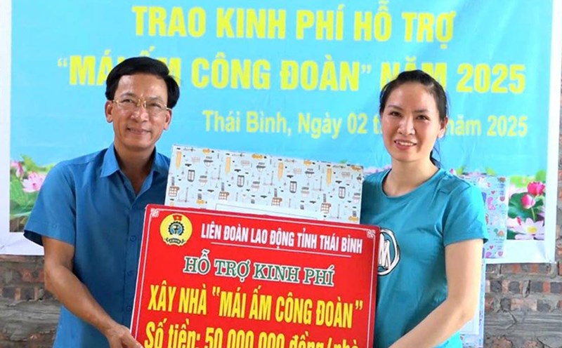 Vice President of Thai Binh Provincial Federation of Labor Nguyen Thanh Binh presented funding to support house building from the Trade Union Shelter Fund to union member Nguyen Thi Nhinh. Photo: Ba Manh
