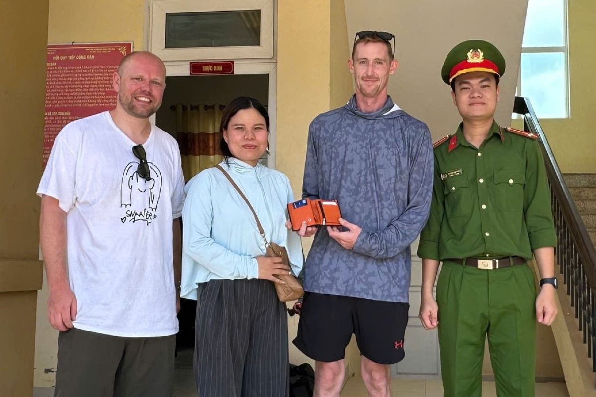 La billetera fue devuelta por la Sra. Ho Thi Picks a turistas extranjeros. Foto: Policia de Khe Sanh Town