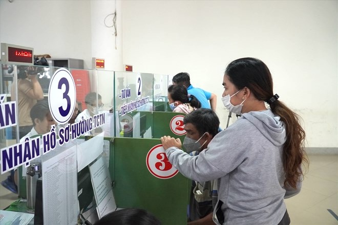 Workers complete procedures to receive unemployment insurance at the Dong Nai Provincial Employment Service Center. Documentary photo: HAC