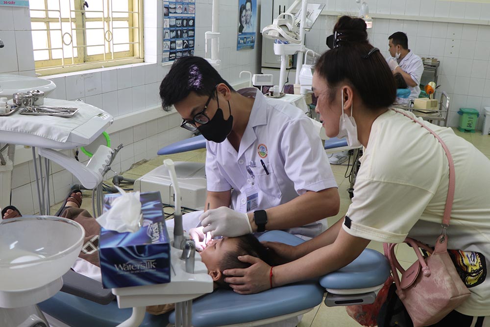 Doctor en el Hospital General Provincial de Dien Bien examinado para niños con discapacidades. Foto: Minh Thao