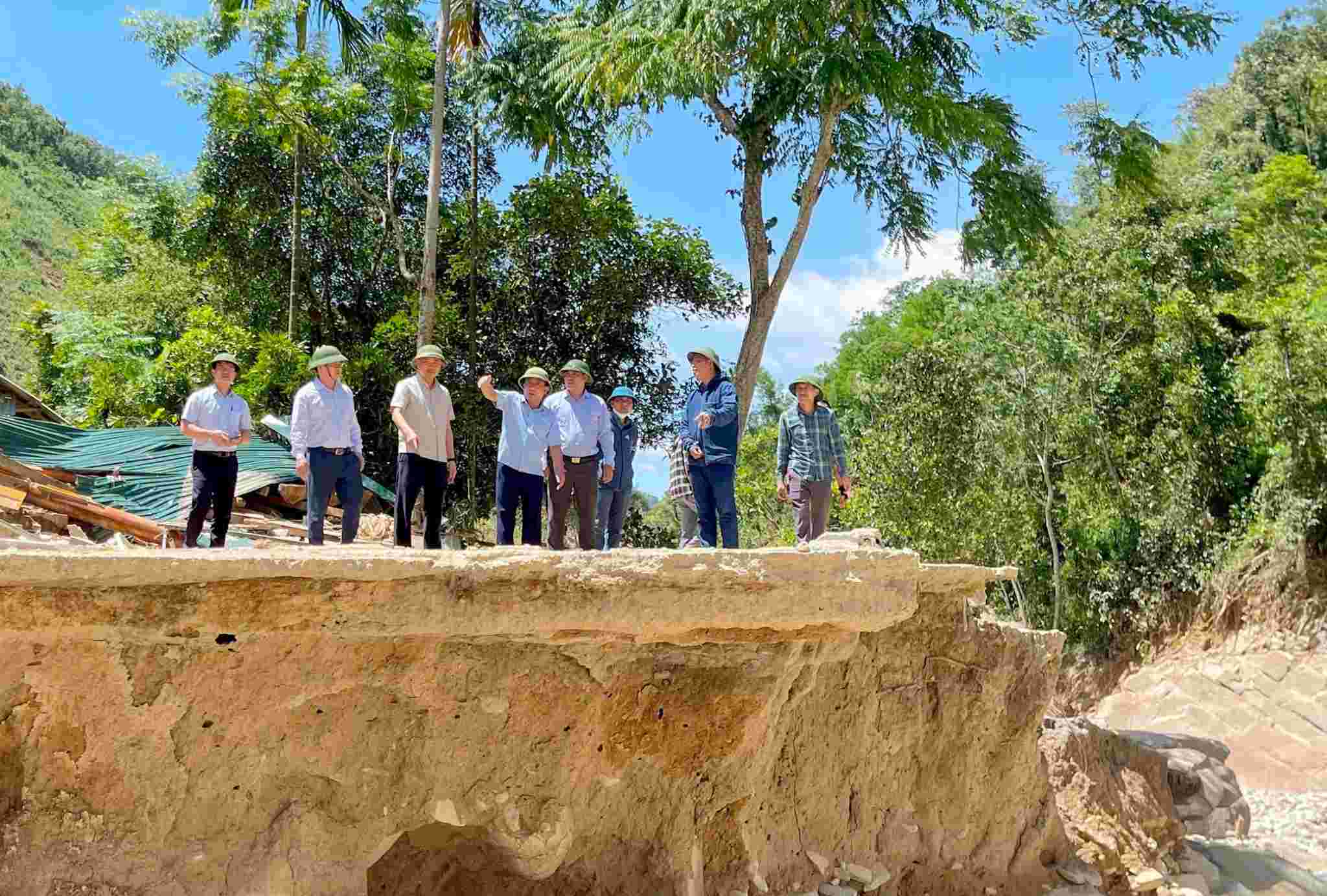 Vice Chairman of Nghe An Provincial People's Committee Nguyen Van De inspected the locations of flash floods and landslides in Tuong Duong district. Photo: Quang An