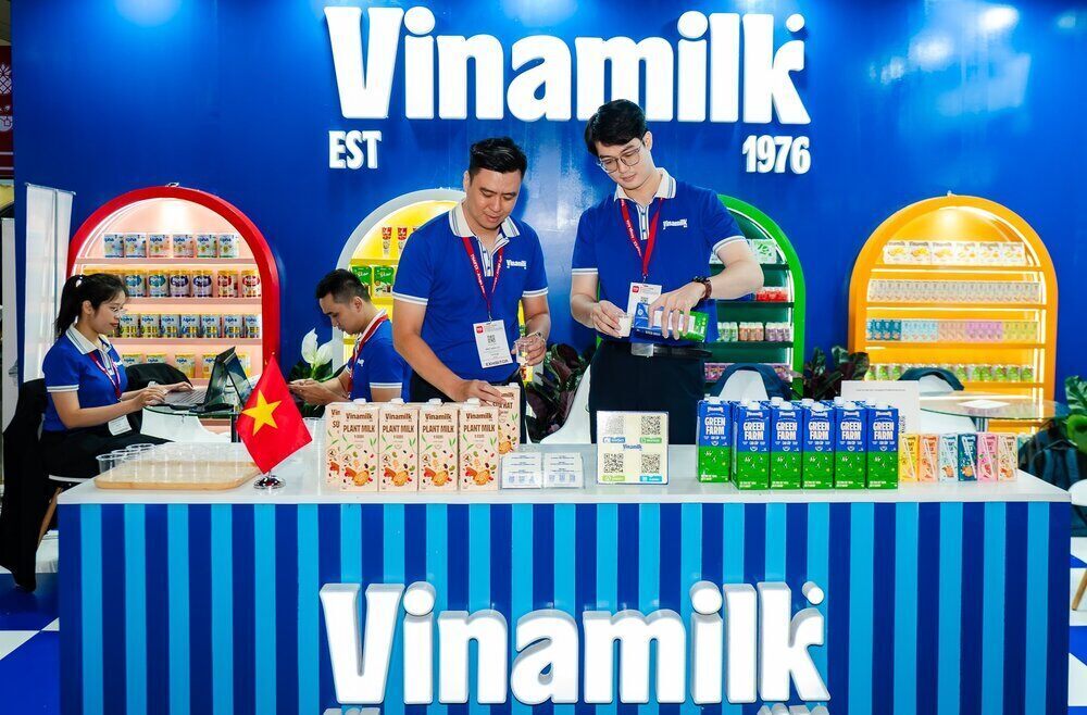 Gian trung bay Vinamilk hien dien an tuong tai ThaiFex 2025 va thu hut su quan tam cua nhieu khach tham quan. Ảnh: Vinamilk