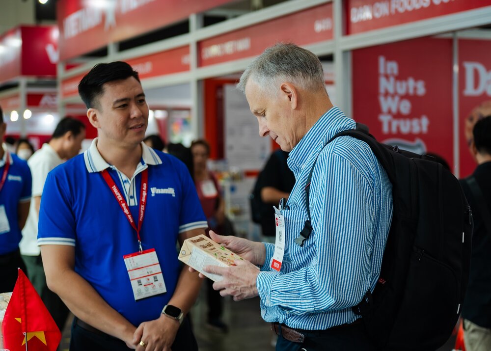 Nhieu khach hang tim hieu ve cac san pham doi moi cua Vinamilk voi buoc dot pha ve dinh duong, cong nghe va huong vi. Ảnh: Vinamilk