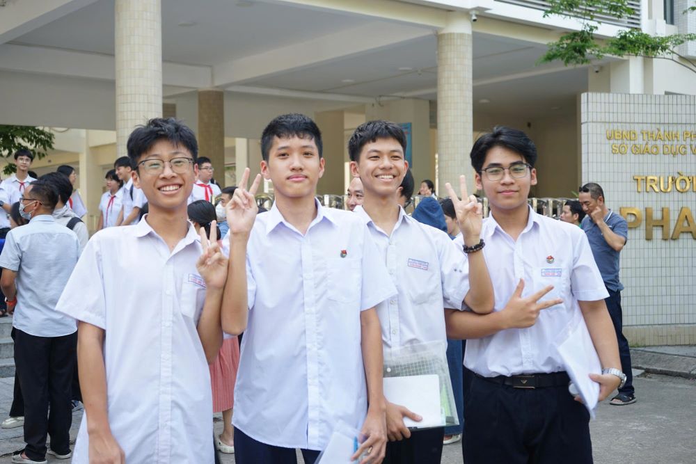 Cac thi sinh tu tin khi roi khoi phong thi mon tieng Anh Ky thi tuyen sinh lop 10 Da Nang. Anh: Tran Thi