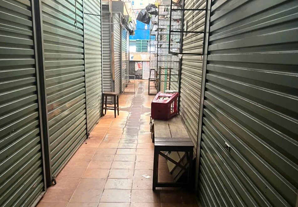 Many kiosks at Dong Hoi market have closed. Photo: Cong Sang