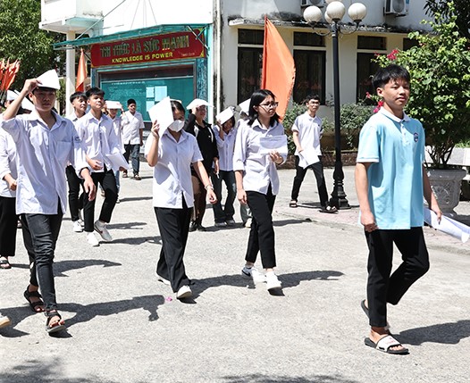 On the first day of the exam, the entrance exam for grade 10 high school, school year 20255-2026, in Ninh Binh, 1 student was suspended for violating exam regulations. Photo: Nguyen Truong