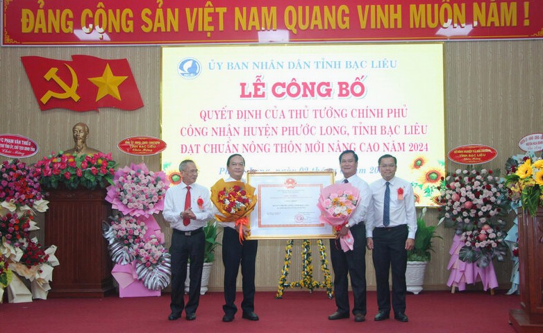 El Secretario del Comite del Partido Provincial de BAC Lieu autorizo al Primer Ministro otorgo la decision de reconocer al nuevo distrito rural para mejorar al distrito Phuoc Long. Foto: Nhat Ho