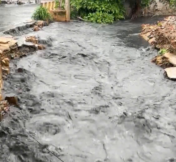 El agua de la corriente se volvio negra, apestando despues de una pequeña lluvia. Foto: Dinh Trong