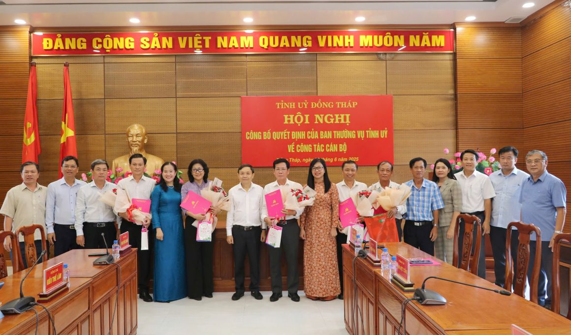 Phó Bí thư Thường trực Tỉnh ủy Phan Văn Thắng cùng đại diện lãnh đạo các đơn vị, ngành hữu quan chúc mừng 5 cán bộ chủ chốt nhận quyết định nghỉ hưu trước tuổi, thôi việc theo nguyện vọng. Ảnh: Kim Sa