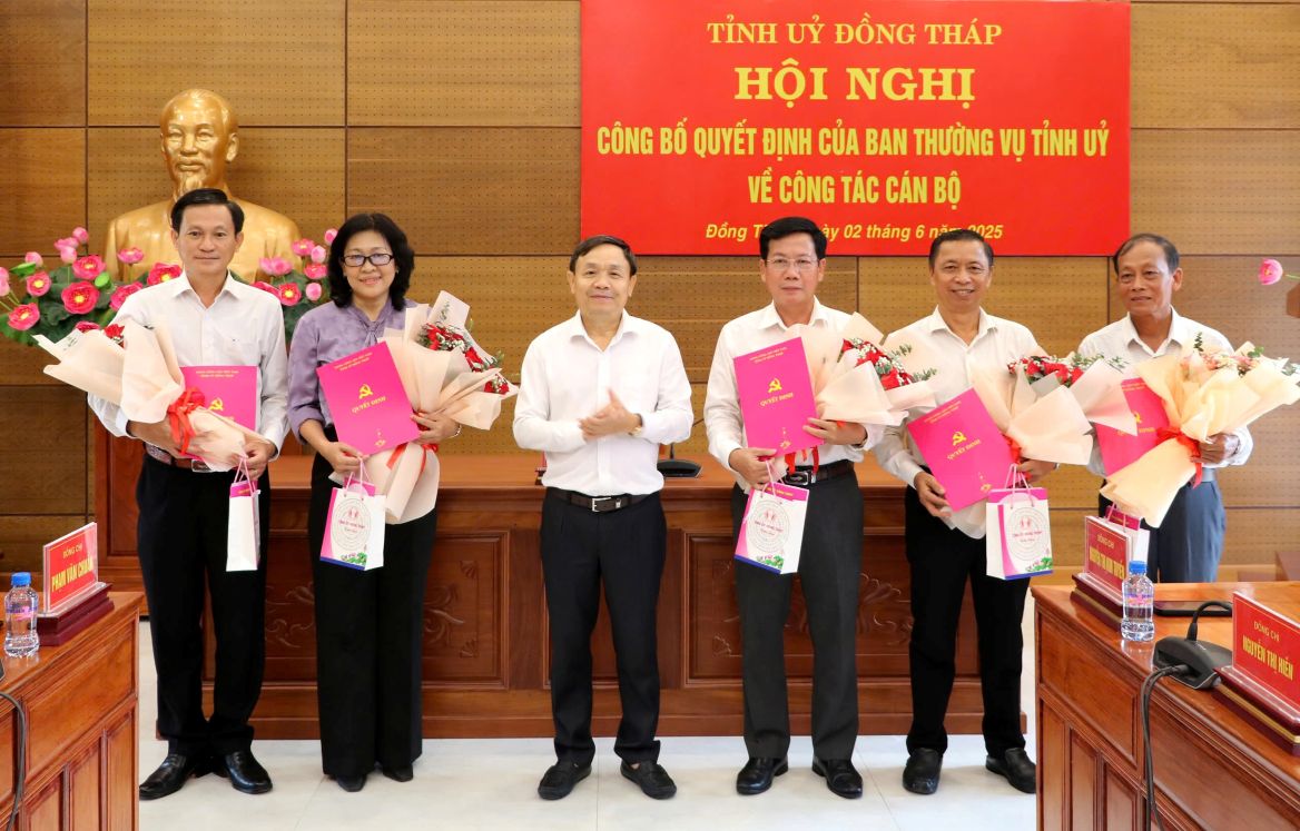 Ông Phan Văn Thắng - Phó Bí thư Thường trực Tỉnh ủy, Chủ tịch HĐND tỉnh Đồng Tháp trao quyết định nghỉ hưu trước tuổi và thôi việc theo nguyện vọng cho 5 cán bộ chủ chốt của tỉnh. Ảnh: Kim Sa