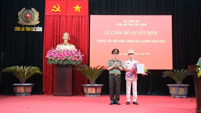 805 cán bộ Công an tỉnh Cao Bằng được thăng cấp bậc hàm, nâng lương