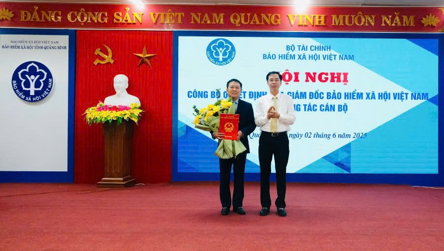 Deputy Director of Vietnam Social Insurance Dao Viet Anh presented the Decision of Director of Vietnam Social Insurance Region XVI to Mr. Tran Anh Tuan. Photo: Xuan Huong